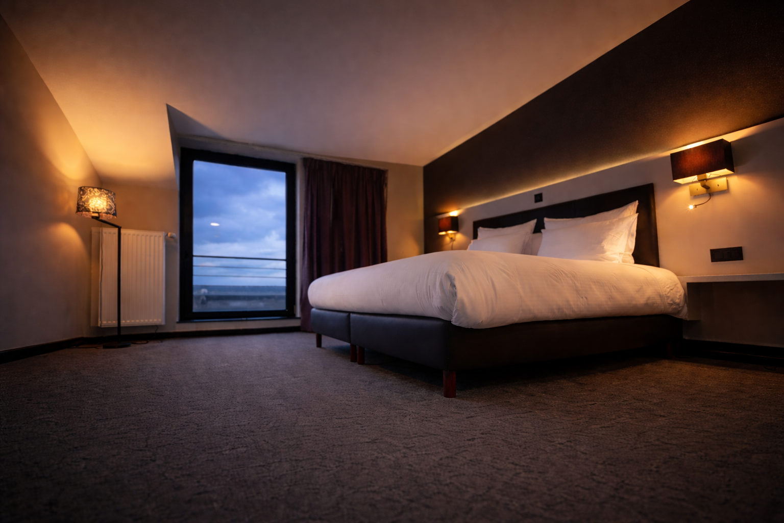 Chambre de L'Amandier Hôtel au crépuscule